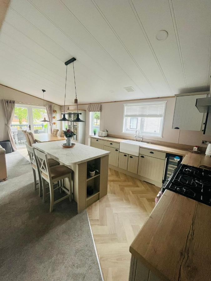 Copse View Lodge With Hot Tub York Exterior foto