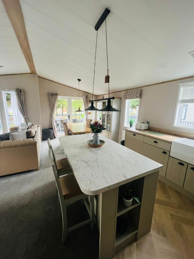 Copse View Lodge With Hot Tub York Exterior foto